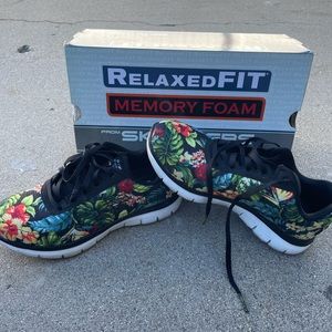 Sketchers/Size 5/Floral Rose Design